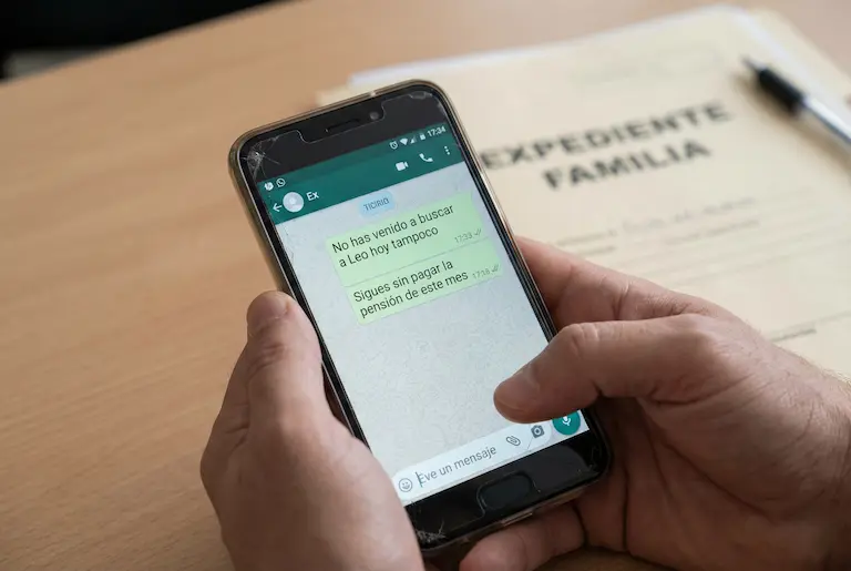 Missatges de WhatsApp com a prova en un judici de família per règim de visites